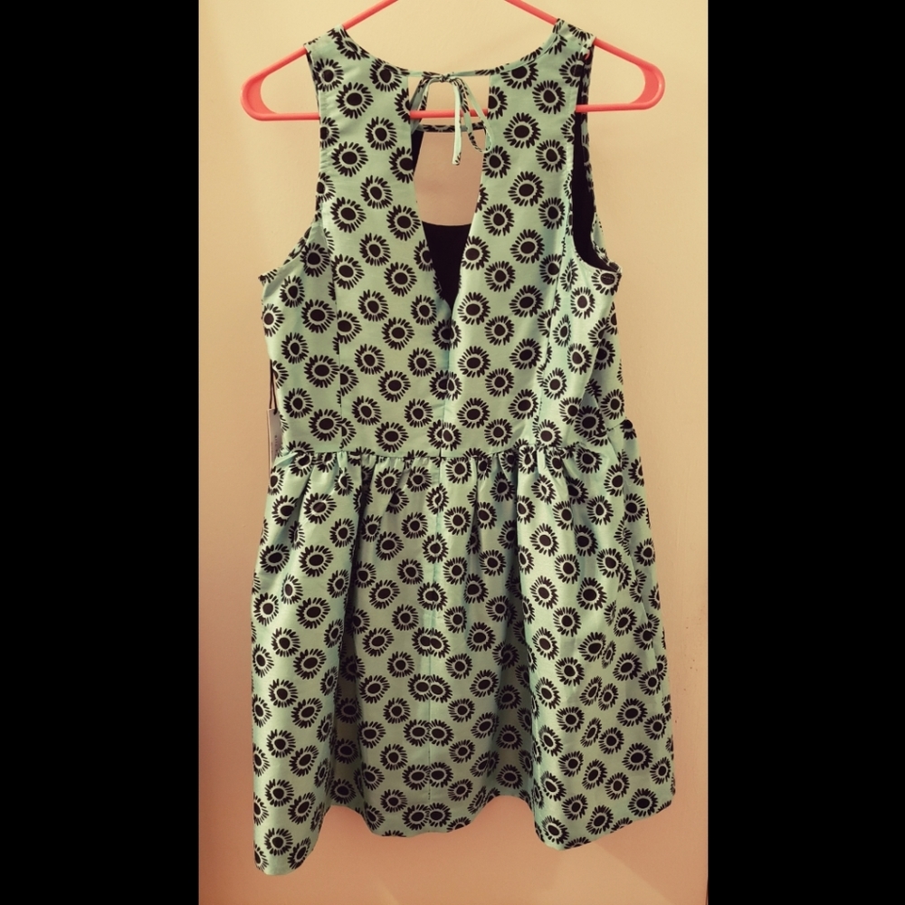 Dress - Picture 2 of 4